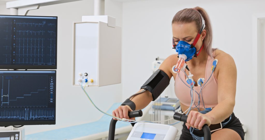 Une femme est connectée à des machines lors du service de tests de souffle.