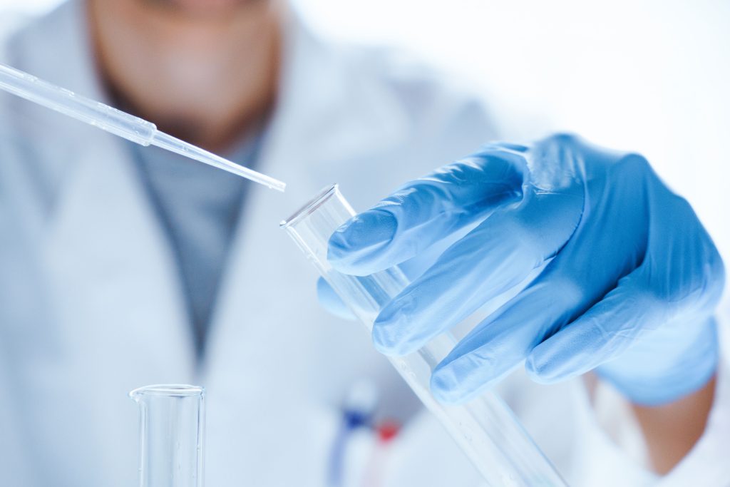 Un technicien est en train de faire les analyses de prélèvements reçus au laboratoire durant un service de prélèvement.