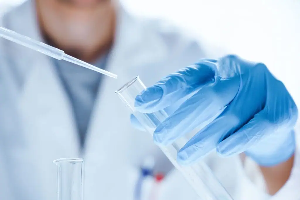 Un technicien est en train de faire les analyses de prélèvements reçus au laboratoire durant un service de prélèvement.